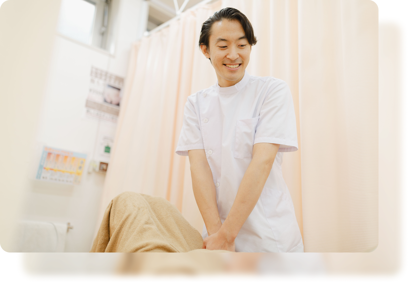 患者様に問診をする代田橋北口整骨院のスタッフ